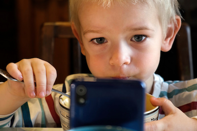Давать ли ребенку телефон за столом