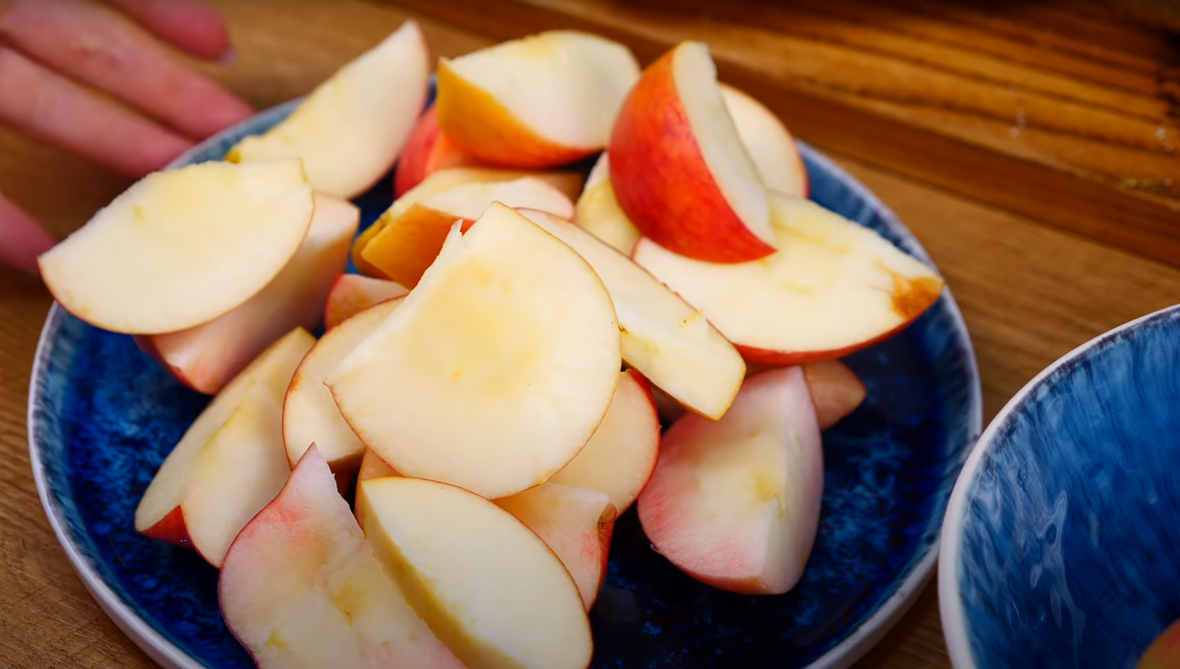 Приступаем к яблокам: моем и нарезаем на средние дольки. Подойдут любые кисло-сладкие яблоки.