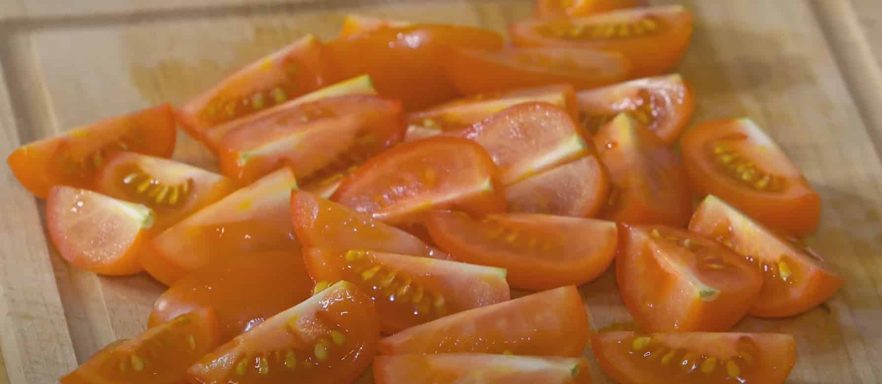 Нарезать мелко лук, чеснок и на половинки помидоры.