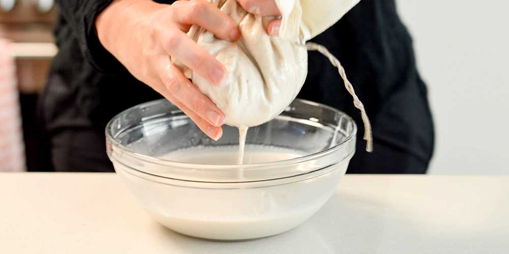 Готовое молоко процедить через сито, марлю или специальный пакет для более однородной консистенции.